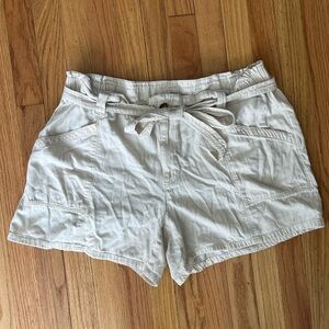 Old Navy Tie Waist High Rise Paperbag Shorts in Cream - Size XL